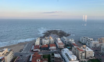 Vende apartamento con vista al mar de 3 dormitorios en Peninsula, Punta del Este.