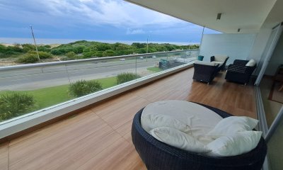 Apartamento en venta de 3 dormitorios y servcio en Punta del Este Primera Línea Brava