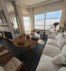 Vende apartamento frente al mar, de 3 dormitorios en Peninsula, Punta del Este.