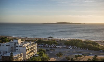 Le jardin de 3 dormitorios, playa mansa, frente al mar!!