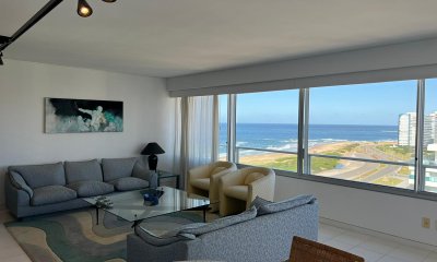 Apartamento de 3 dormitorios en playa brava frente al mar