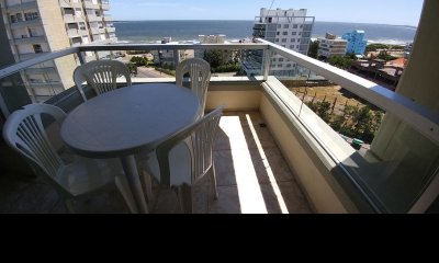 En venta apartamento de 3 dormitorios en Mansa, Frente al mar.