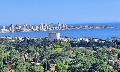Amplio apartamento en piso alto, con excelente vista al mar en venta.