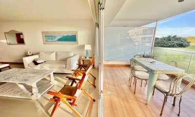 Alquila apartamento de 2 dormitorios con vista al mar en Brava, Punta del Este.