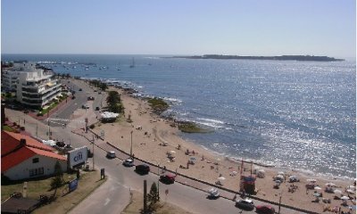 Departamento en venta de 3 suites + dep frente a Playa Mansa