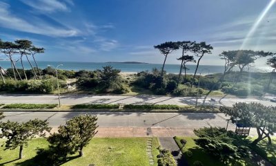 Apartamento en Venta de 3 dormitorio en Primera linea de Playa Mansa, Punta del este