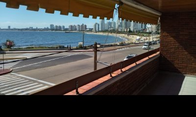OPORTUNIDAD. VENDE APARTAMENTO FRENTE AL MAR CON 3 DORMITORIOS, PLAYA MANSA, PUNTA DEL ESTE