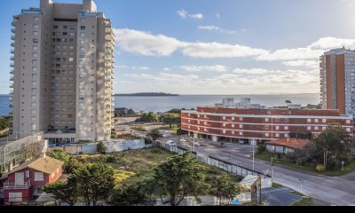 Vende apartamento de 2 dormitorios esquinero en Miami Boulevard Punta Del Este