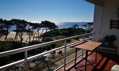 Vende impecable departamento con vista al mar, en Mansa de 1 dormitorio.