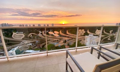 Vende apartamento de 2 dormitorios en Roosevelt, con vista al mar.