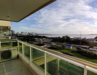Vende apartamento con vista al mar de 3 dormitorios en Mansa.