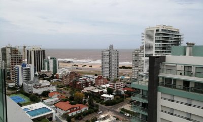HERMOSO apartamento a metros de la playa mansa y a dos minutos del centro de la peninsula