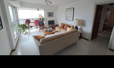 Apartamento en venta 2 dormitorios en Punta del Este sobre Av. Roosevelt