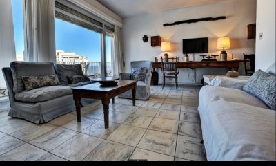 Vende apartamento de 3 dormitorios en Playa Mansa, Punta del Este