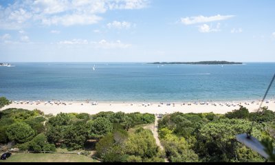 Apartamento de 2 dormitorios en Playa Mansa, Primera línea frente al mar.