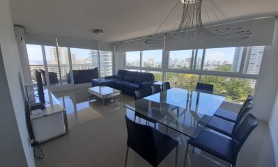 Departamento en venta en Torre de jerarquía a metros de Playa Brava.
