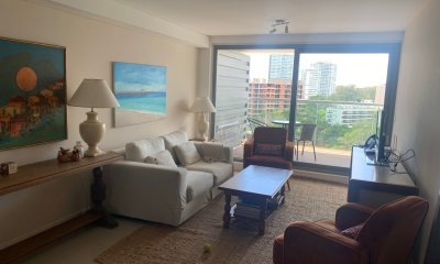 Apartamento de 2 dormitorios y 2 baños, con suite principal, Punta del Este