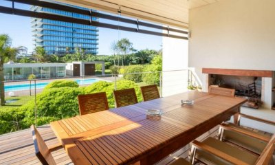 Vende apartamento de 3 dormitorios en Brava Punta del Este, Frente al mar.