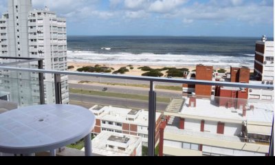 apartamento en venta de 2 dormitorios en edificio con servicios Punta Del este