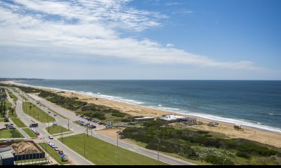 Espectacular departamento frente a playa brava de 4 dormitorios en venta en Tiburon III