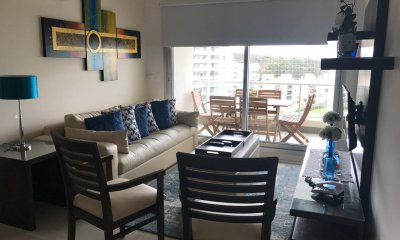 Vende apartamento de 2 dormitorios en Punta del Este, con hermosa vista.