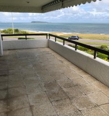Espectacular apartamento en venta, planta muy amplia de 3 dormitorios más dependencia. Vista al mar en Playa Mansa, Punta del Este