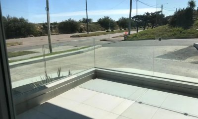 APARTAMENTO EN VENTA EN EDIFICIO HORIZONTE, PRIMERA FILA MANSA, 3 DORMITORIOS MAS DEPENDENCIA
