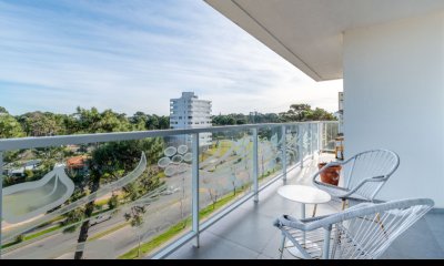 Vende apartamento con vista al mar de 2 dormitorios en Roosevelt, Punta del Este.