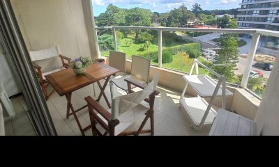 En venta impecable apartamento de 2 dormitorios en Roosevelt, Punta del Este.