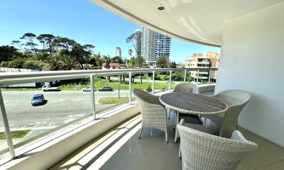 En venta. Apartamento en Torre Aquarela. 2 Dormitorios y dep. de servicio.