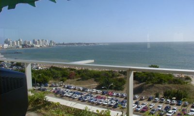 Venta Apartamento de 3 dormitorios en Playa Mansa, Primera línea frente al mar