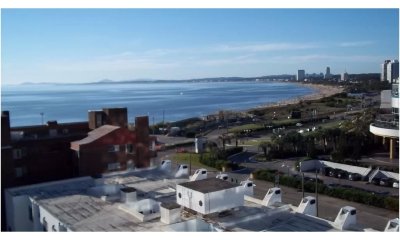Venta Apartamento de 2 dormitorios en Playa Mansa, a 2 cuadras del mar!