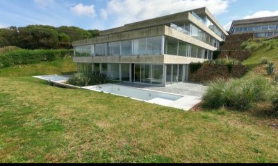 Vende apartamento con vista al mar en Punta Ballena de 3 dormitorios.
