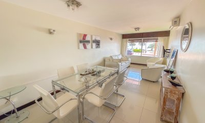 Vende impecable apartamento de 2 Dormitorios, a metros del mar en Mansa.