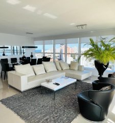 Apartamento en Mansa - Punta del Este en venta, de 3 dormitorios con vista al mar.