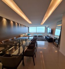 Apartamento de 3 domitorios en suite, frente al mar en Punta del Este.
