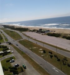 Departamento frente al mar de 3 dormitorios en venta. Punta del Este