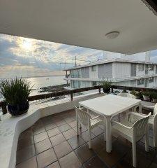 Se vende apartamento en el Puerto- Punta del Este de 3 dormitorios.