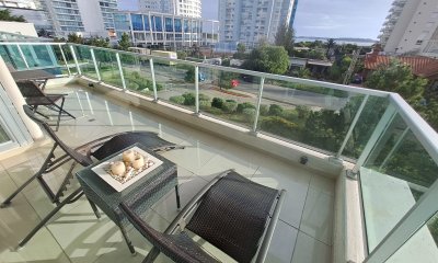 Apartamento en Playa Mansa a la venta 3 Dormitorios con vista