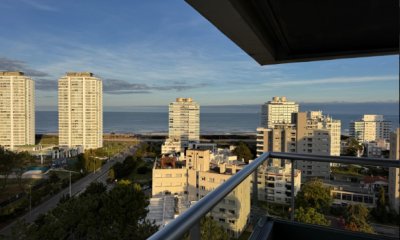 En venta apartamento de  3 dormitorios en Playa Brava, con hermosa vista.