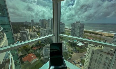 Vende apartamento de 3 dormitorios, con hermosa vista en Brava, Punta del Este.
