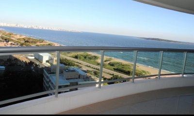 Departamento en prestigiosa torre de Punta del Este