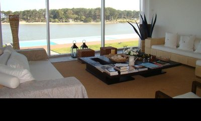 Vende apartamento de 4 dormitorios en suite, con vista espectacular en la Barra, Punta del Este.