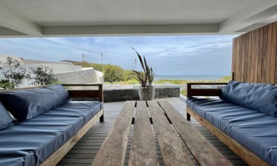Vende apartamento de 4 dormitorios en Manantiales frente al mar.