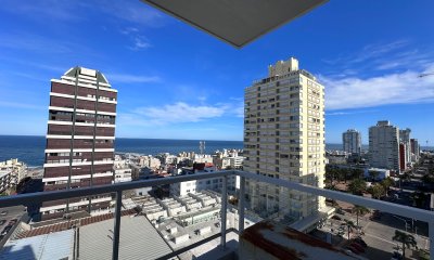 En venta apartamento de 2 dormitorios en Peninsula, Punta del Este con vista al mar.