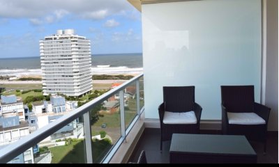 Vende apartamento con vista al mar. De 2 dormitorios en edificio con servicios premium