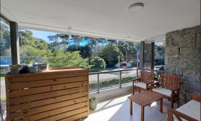 Vende apartamento con excelente vista, de 2 dormitorios en San Rafael, Punta del Este.