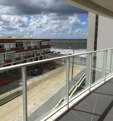 Apartamento de 2 dormitorios en venta en Península a metros del mar