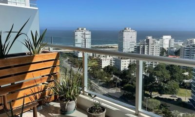 Vende departamento en Punta del Este de 3 dormitorios en suite.