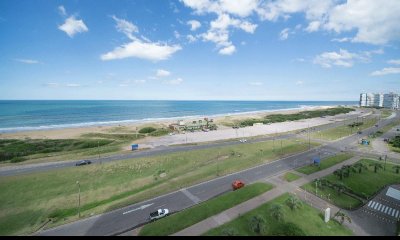 Esplendido departamento en venta con panorama al mar.